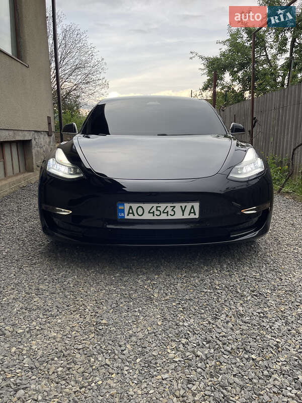 Седан Tesla Model 3 2020 в Ужгороді