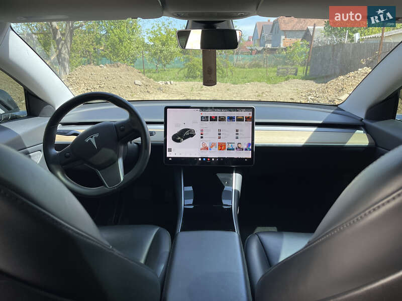 Седан Tesla Model 3 2020 в Ужгороді