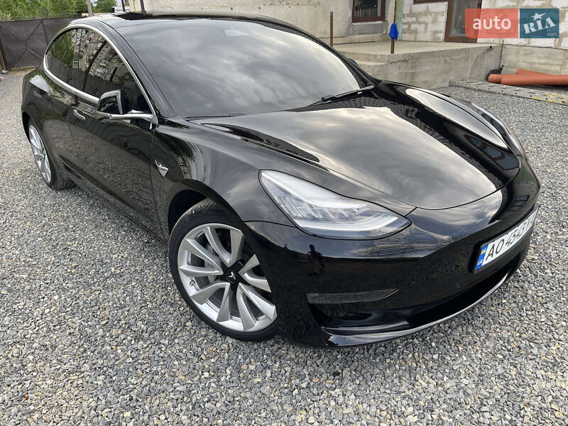 Седан Tesla Model 3 2020 в Ужгороді