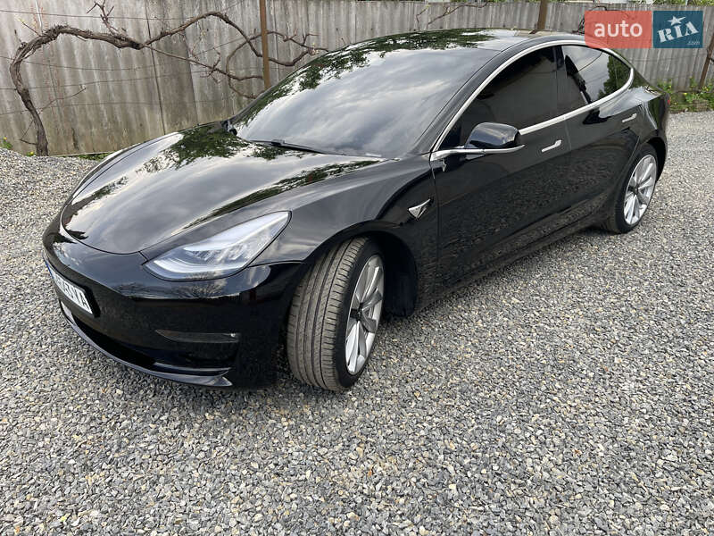Седан Tesla Model 3 2020 в Ужгороді