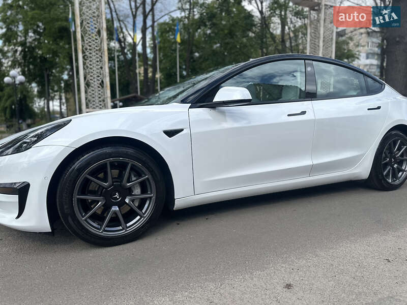 Седан Tesla Model 3 2022 в Киеве