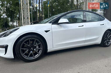 Седан Tesla Model 3 2022 в 