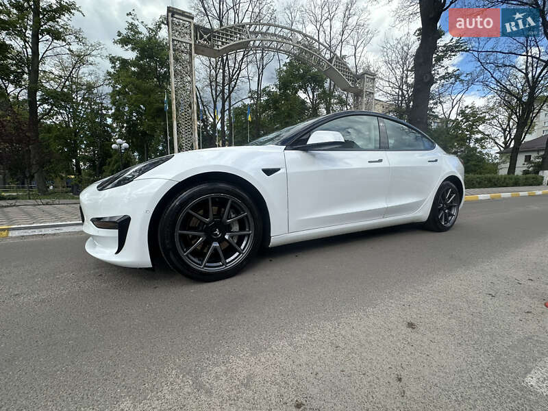 Седан Tesla Model 3 2022 в Киеве