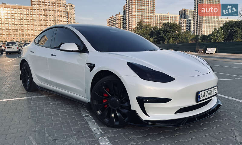 Седан Tesla Model 3 2022 в 