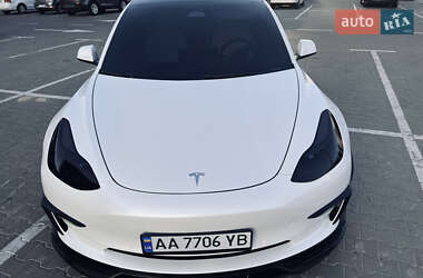 Седан Tesla Model 3 2022 в 