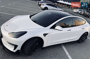 Седан Tesla Model 3 2022 в 