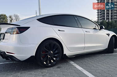 Седан Tesla Model 3 2022 в 