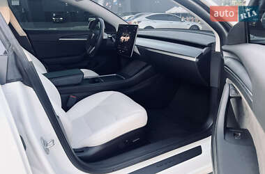 Седан Tesla Model 3 2022 в 