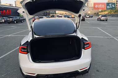 Седан Tesla Model 3 2022 в 