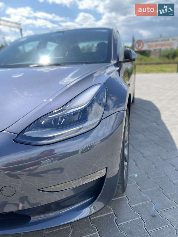 Седан Tesla Model 3 2022 в Звягелі