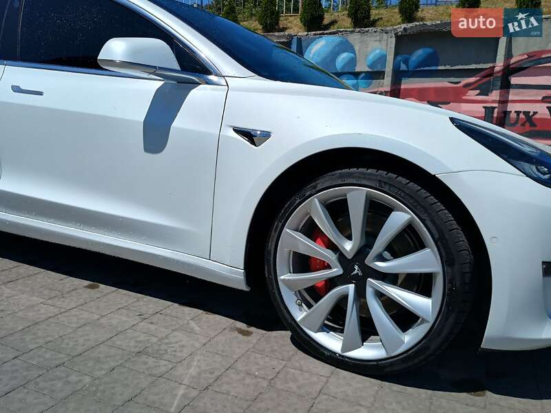 Седан Tesla Model 3 2019 в Самборі