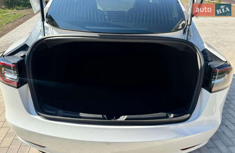 Седан Tesla Model 3 2020 в Ровно