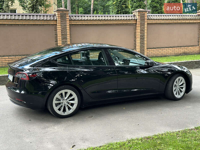 Седан Tesla Model 3 2022 в Чернигове