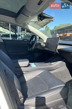 Седан Tesla Model 3 2021 в 