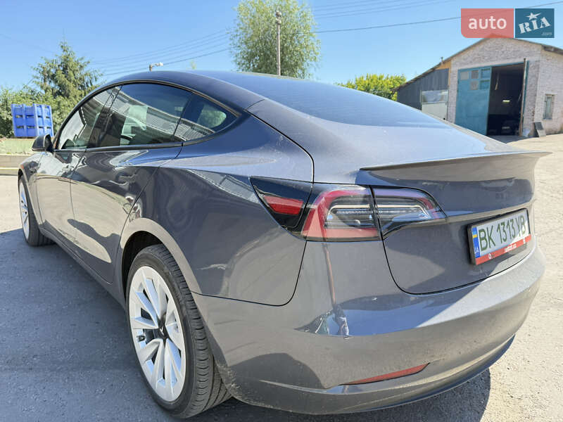 Седан Tesla Model 3 2023 в Ровно