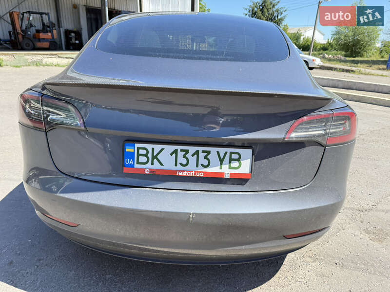 Седан Tesla Model 3 2023 в Ровно