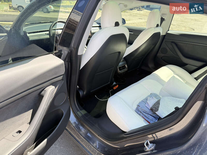 Седан Tesla Model 3 2023 в Ровно