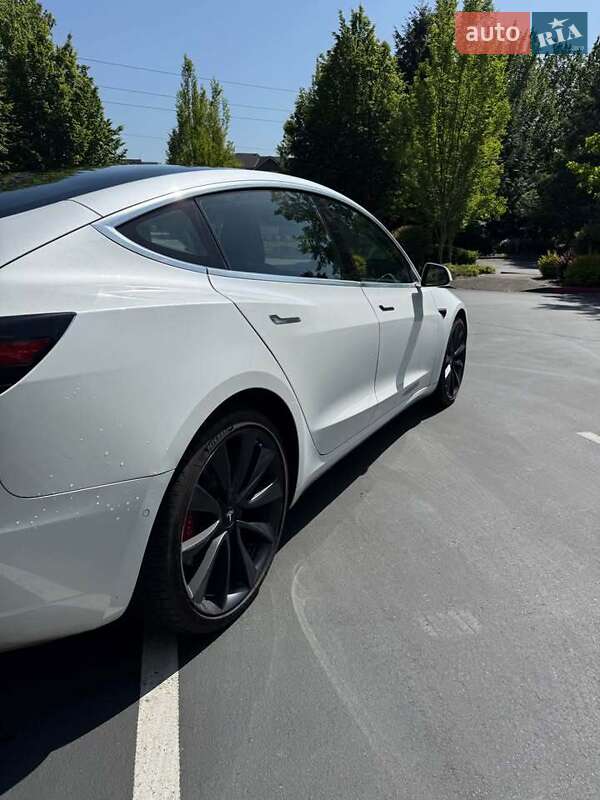Седан Tesla Model 3 2020 в Луцке