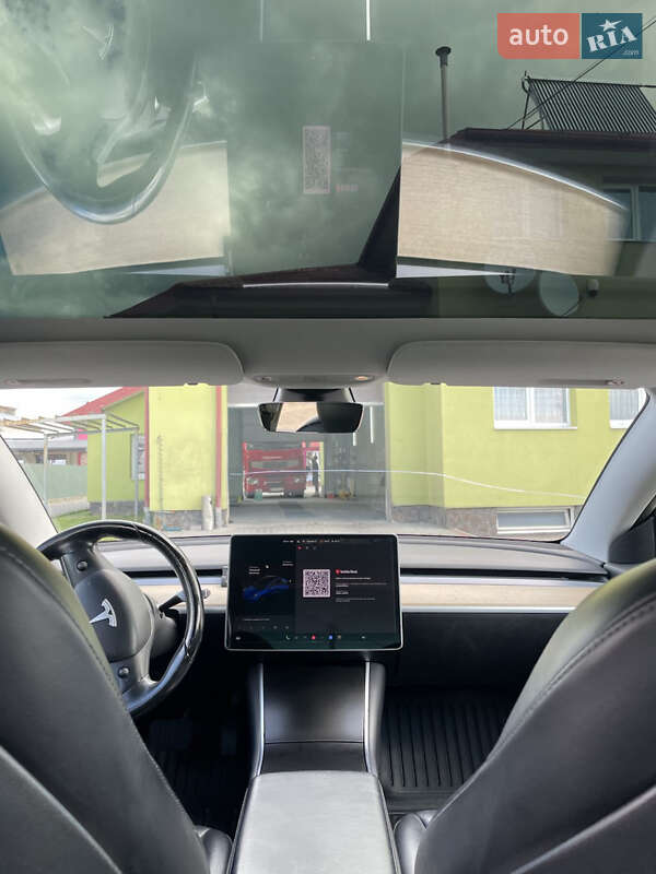 Седан Tesla Model 3 2018 в Львові