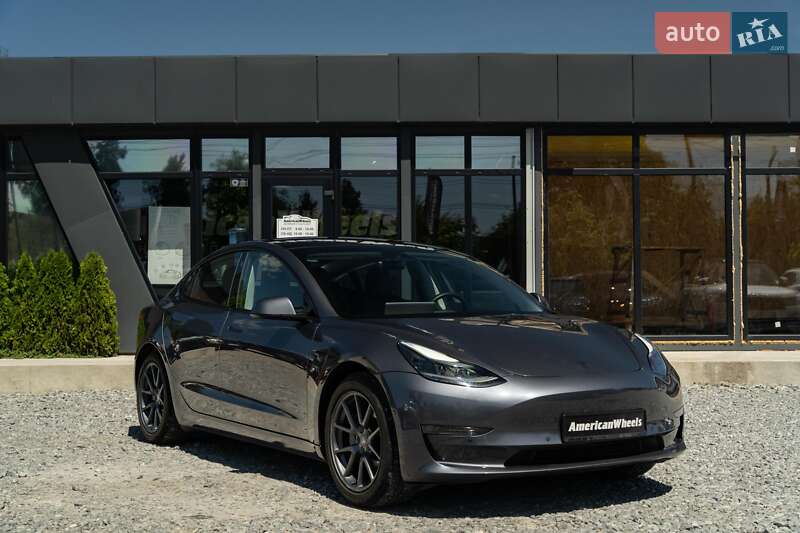 Седан Tesla Model 3 2022 в Черновцах