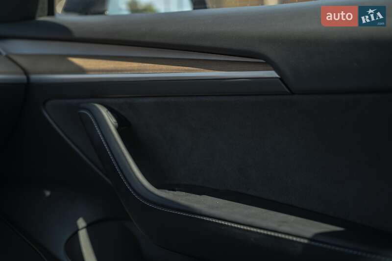 Седан Tesla Model 3 2022 в Черновцах