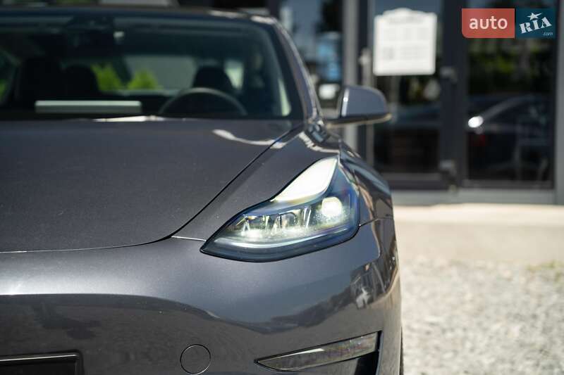 Седан Tesla Model 3 2022 в Черновцах