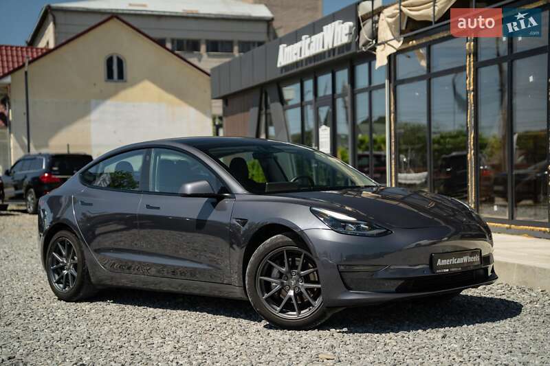 Седан Tesla Model 3 2022 в Черновцах
