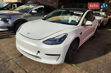 Седан Tesla Model 3 2022 в 