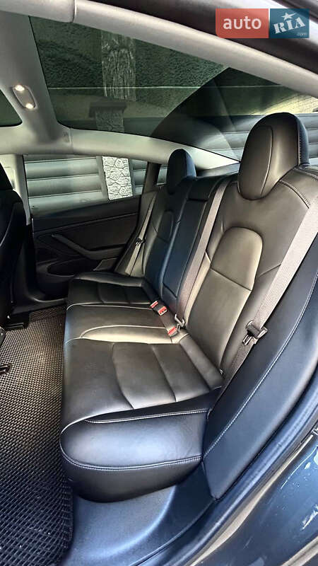 Седан Tesla Model 3 2019 в Львові