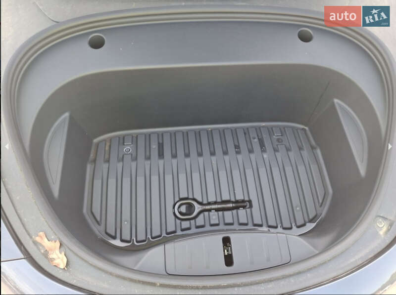 Седан Tesla Model 3 2021 в Киеве