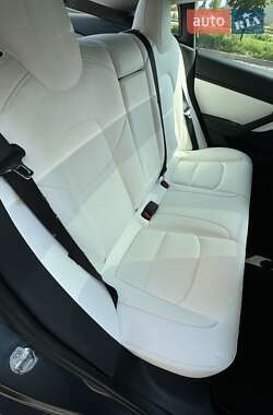 Седан Tesla Model 3 2020 в 