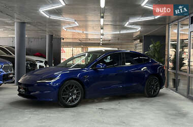 Седан Tesla Model 3 2024 в 