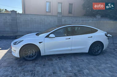 Седан Tesla Model 3 2022 в 