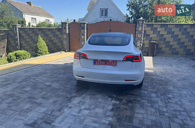 Седан Tesla Model 3 2022 в 
