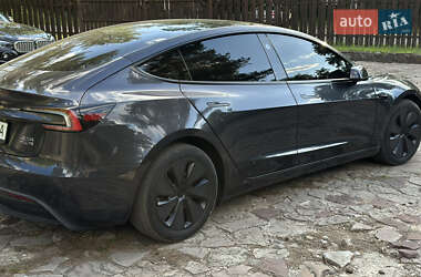 Седан Tesla Model 3 2024 в 