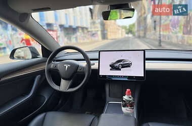 Седан Tesla Model 3 2022 в 