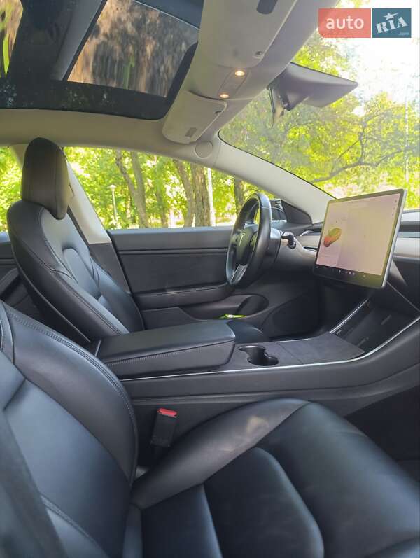 Седан Tesla Model 3 2019 в Киеве