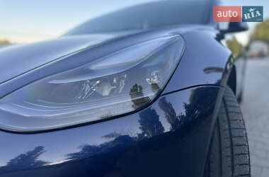 Седан Tesla Model 3 2021 в 