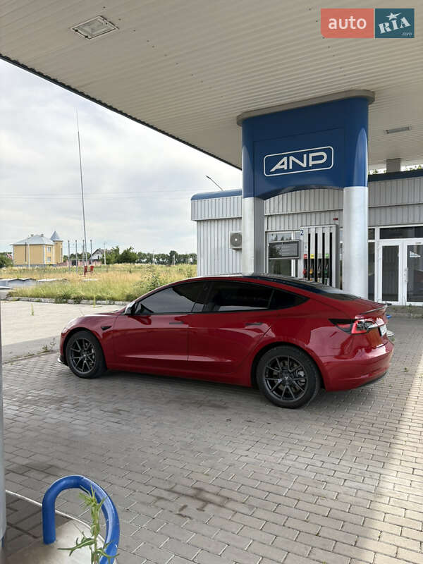 Седан Tesla Model 3 2021 в Чернівцях