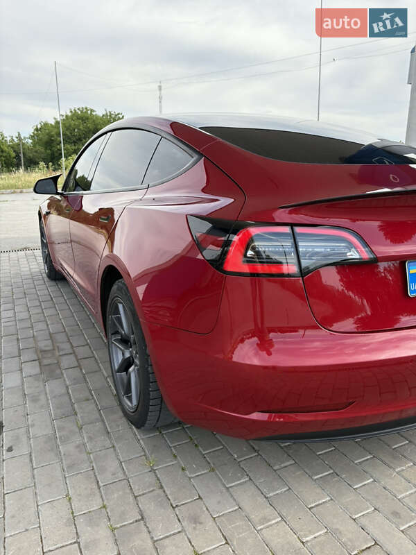Седан Tesla Model 3 2021 в Чернівцях