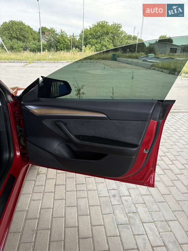 Седан Tesla Model 3 2021 в Чернівцях