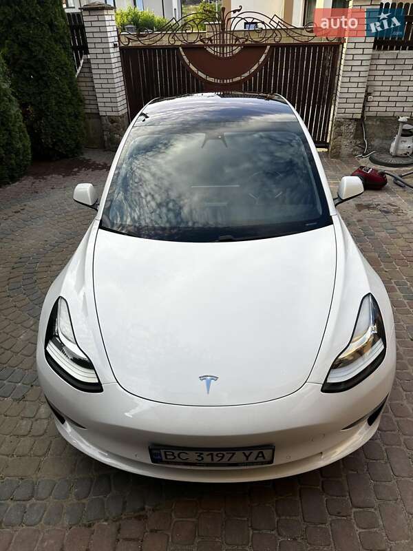 Седан Tesla Model 3 2018 в Львові