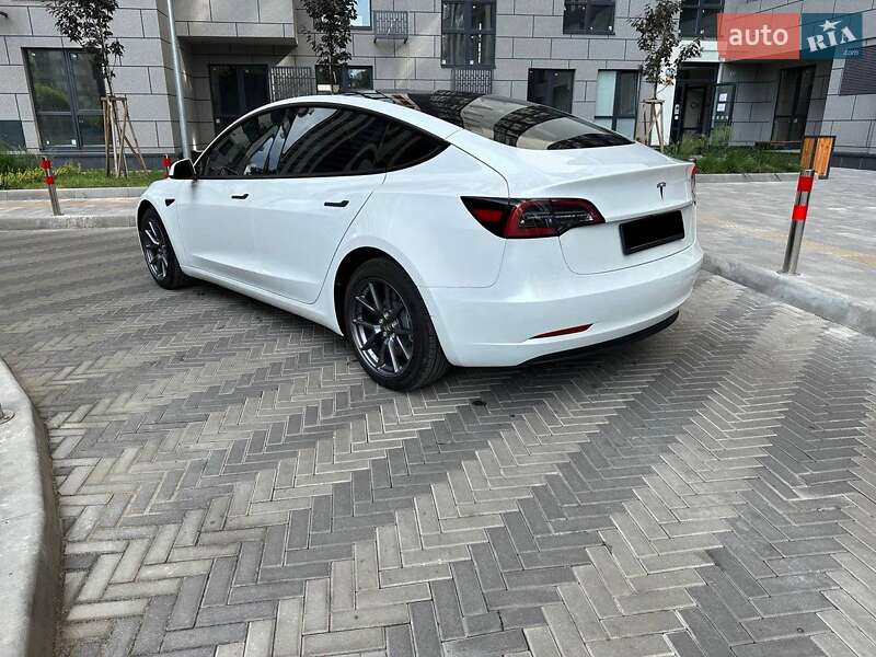Седан Tesla Model 3 2023 в Львове