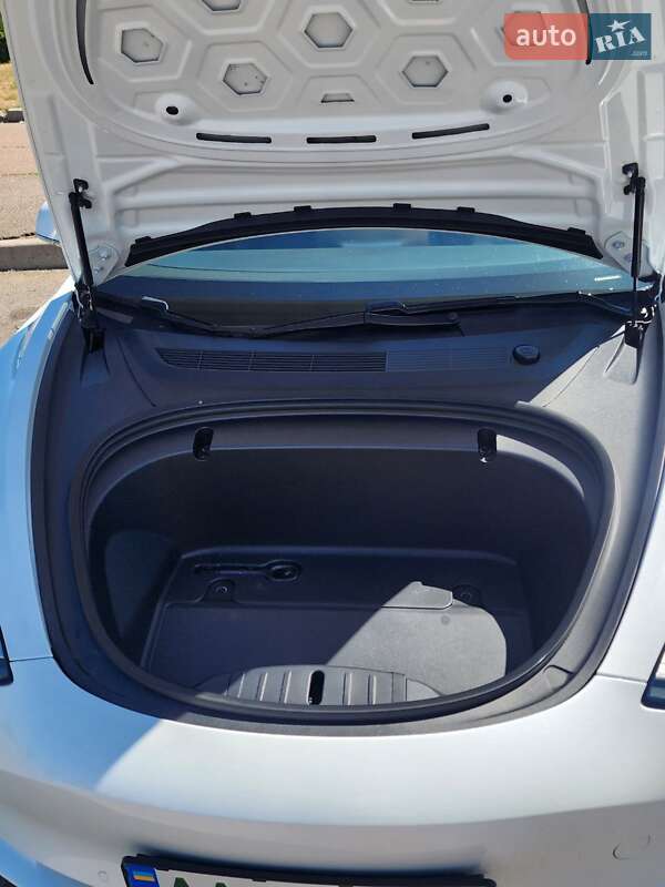 Седан Tesla Model 3 2020 в Черкассах