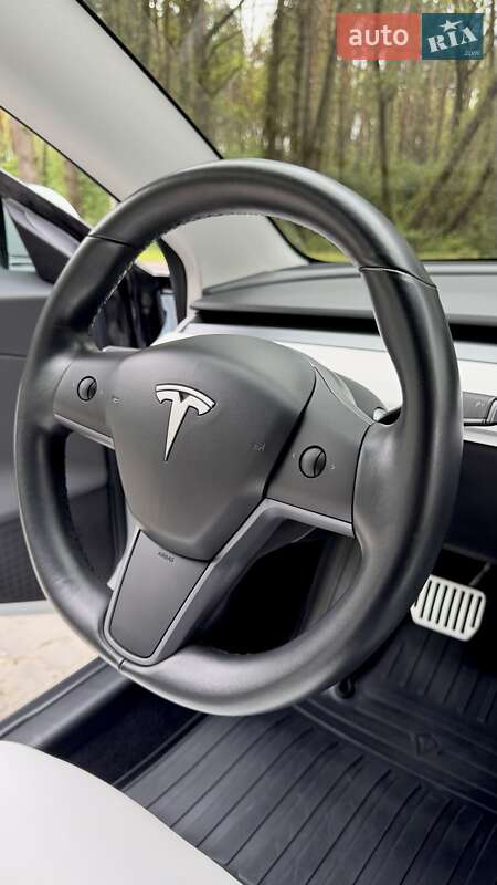Седан Tesla Model 3 2018 в Львові