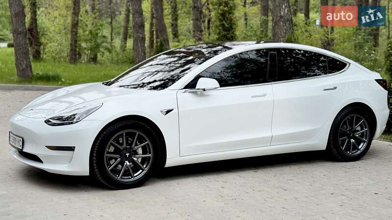 Седан Tesla Model 3 2018 в Львові