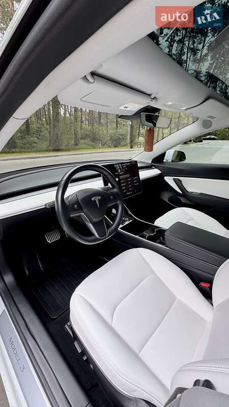Седан Tesla Model 3 2018 в Львові