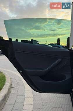 Седан Tesla Model 3 2021 в 