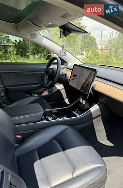 Седан Tesla Model 3 2020 в 