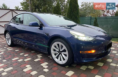 Седан Tesla Model 3 2022 в 